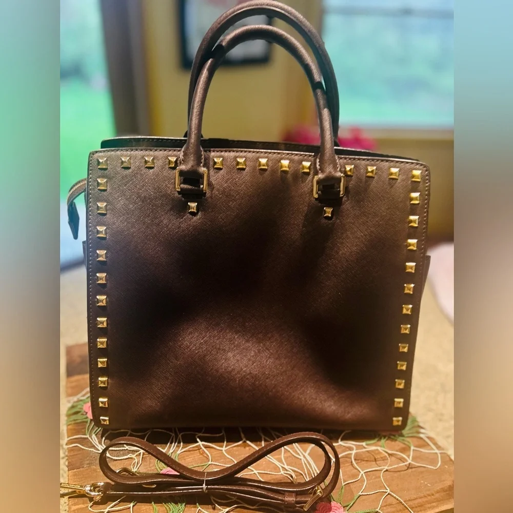 Michael Kors- “Selma” xl large Brown leather satchel with Gold Studded Accents. - Picture 4 of 7